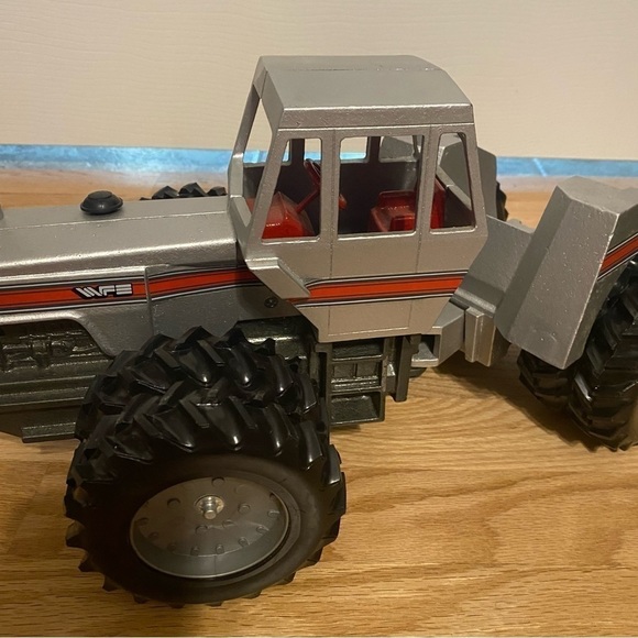 SCALE MODELS 1/16 WHITE WFE 4-270 FIELD BOSS FARM TOY TRACTOR 4WD W/ Duals - Picture 4 of 10